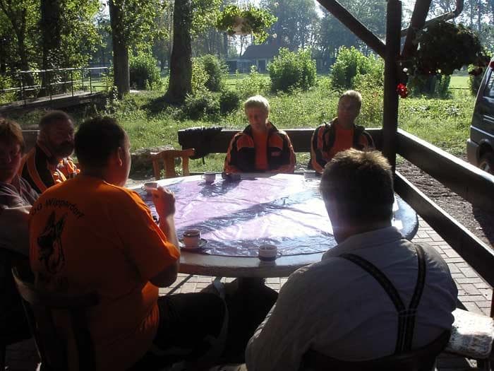 Teilnehmer nach der Fährtenarbeit auf der Terrasse des Vereinsgeländes